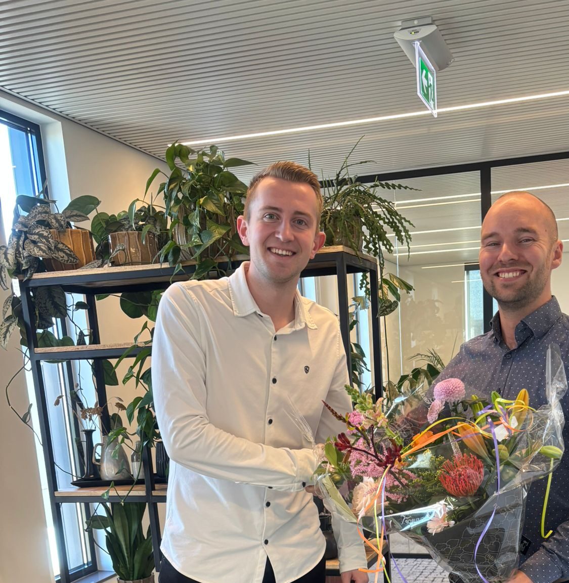 Mark 5 jaar in dienst: van stagiair naar vaste waarde 2 Mark viert 5 jaar dienst bij Westland Accountancy met bloemen.